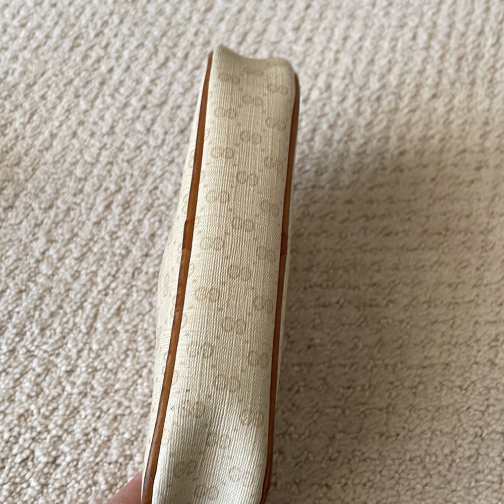 Vintage Gucci makeup bag. This bag is in great condition.The outside is perfect - Picture 6 of 7